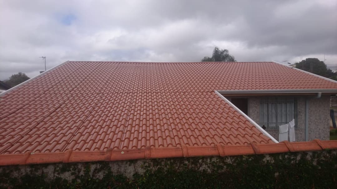Construção de Cobertura de Telhado de Telha Sanduíche Colonial