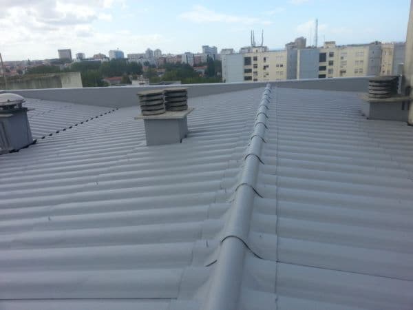 Construção de Cobertura de Telhado de Fibrocimento